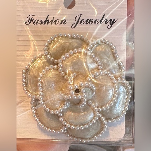 Flower Cream brooch - Picture 1 of 1